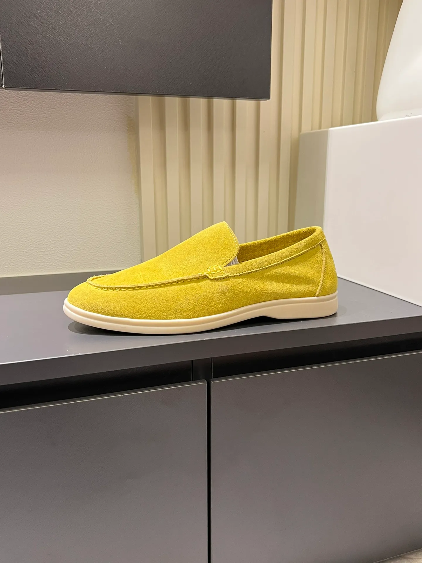 Men's shoes 💰p360 "Loro men's shoes 💰pian'*" Classic L men's shoes for couples 💰p Top version British flat loafers, a must-have item in old money style, the minimalist design is eye-catching and durable, a plus point for dressing The soft foot feel and texture are outstanding. They don’t scratch your feet and are very nice. They are matched with soft and waxy soles. They can be worn daily for a long time without getting tired. They are easy to wear, versatile and classic items, with perfect foot feel and texture! Imported cashmere fabric, the lining is made of imported A-grade water-dyed cow lining, the top version of the genuine leather midsole is sewn with pure handmade mark thread! Size: Female 35-40 (34. Customized) Male 38-44 (45.46. Customized)